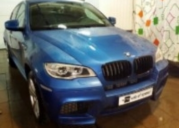  Чип-тюнинг с отключением и удалением катализаторов на BMW X6M 4.4 555hp 2012 года выпуска с двигателем 